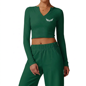Top Corto de Manga Larga con Cuello en V para Mujer, Color Sólido, Logotipo Bordado en la Parte Delantera, Transpirable, Ropa de Yoga y Fitness, Corte Regular, Spandex y Poliéster - Product Image 3