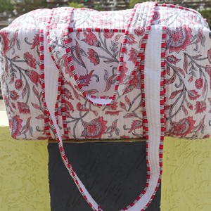 Bolsa de lona acolchada hecha a mano en India, para mujer, informal, de viaje, para fin de semana, con cremallera, bandolera, estampado floral, textil, portátil - Product Image 2
