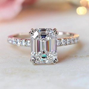 แหวนมอสซาไนต์ทรงเอเมอรัลด์ 1 กะรัต ชุบทอง 18K เงินแท้ 925 แหวนแต่งงานและหมั้นสุดหรูสำหรับเธอ - Product Image 3