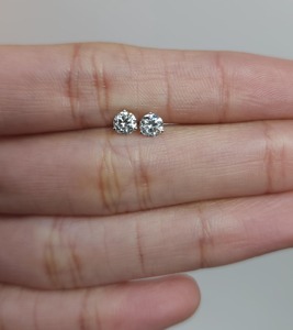Pendientes Minimalistas de Diamante Cultivado en Laboratorio de 0.60 Ct, Corte Martini, Oro de 14K, Certificado IGI, Engaste de 3 Puntas, Regalo de Joyería para Mujer, para Fiestas - Product Image 2