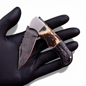 Cuchillo Plegable de Acero de Damasco Hecho a Mano de Grado Industrial con Mango de Cuerno de Ciervo y Madera, Punta Caída, para Acampada al Aire Libre y Uso Diario (EDC) - Product Image 1