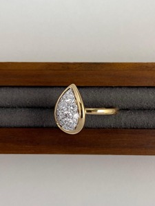 แหวนเพชรทรงลูกแพร์ 1.05 กะรัต สไตล์มินิมอล ทองคำขาว 14K ประดับขอบแบบ Bezel แหวนหมั้นเรียบง่าย ของขวัญเครื่องประดับเจ้าสาวสำหรับผู้หญิง - Product Image 2