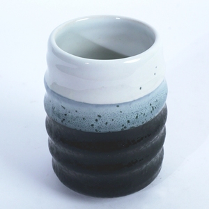 Mug à thé en céramique mate 200 ml, corps texturé ondulé pour restaurant japonais, café, hôtel - Product Image 1