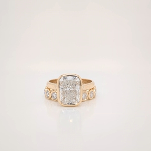 Anillo de compromiso de lujo con moissanita de corte cojín de 3.75 quilates, engaste de bisel, anillo llamativo apilable de oro amarillo macizo de 14k - Product Image 2