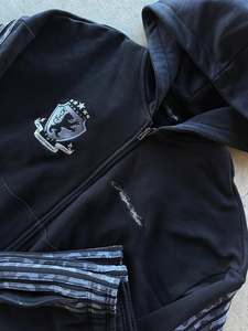 Conjunto de Sudadera con Capucha y Pantalones Deportivos Premium Personalizados con Cierre Completo, Mangas con Paneles en Contraste y Detalle de Franja Lateral, Corte Holgado - Product Image 3