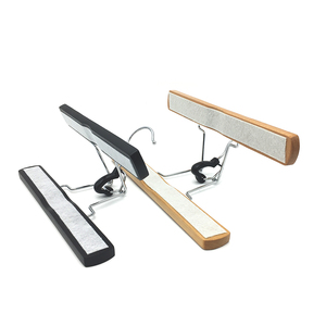 Cintres en bois avec pinces, crochet en acier inoxydable, antidérapants, anti-empreintes, pinces pour jupes, cintres en bois avec logo - Product Image 2