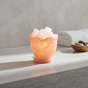 Lámpara de Mesa Artesanal de Sal Rosa en Forma de Flor, Iluminación de Cristal Tallado Natural con Trozos de Sal Blanca para Espacios Habitables - Product Image 2