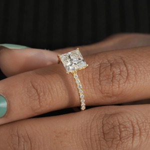 Anillo de Diamante Cultivado en Laboratorio con Corte Princesa, Diseño Moderno, en Oro Amarillo de 14K, con Certificado IGI y Claridad VVS - Product Image 4