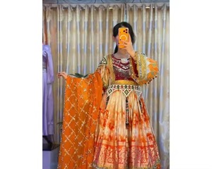 Robe afghane moderne pour soirée, en soie orange, avec dupatta orné de sequins et de miroirs, style contemporain Perahan Tunban, tenue afghane festive - Product Image 4