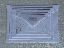 Enveloppes en papier kraft ivoire faites à la main sur mesure avec fleur en relief et enduit métallique pour la revente de cartes de mariage - Product Image 4