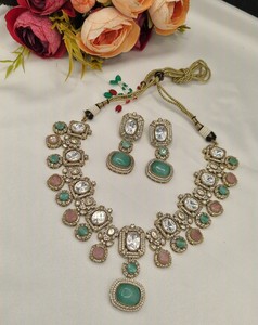 Parure de collier ras-du-cou et boucles d'oreilles pendantes assorties en pierre Kundan plaqué or antique, bijoux de mariage raffinés pour fournisseurs - Product Image 4