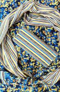 Tela de algodón sin coser con estampado floral indio hecho a mano para la confección de trajes Salwar y vestidos. - Product Image 2