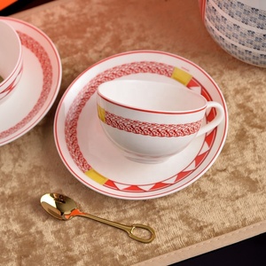 Ensemble de tasses en porcelaine fine blanche de style européen, modernes, luxueuses, réutilisables et écologiques avec poignée pour le thé de l'après-midi - Product Image 4