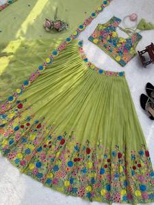 ชุดเลเฮนกาโชลีผ้าจอร์เจตต์สีเขียวมะนาวสุดหรู ปักดิ้นเรชัมหลากสีอย่างสวยงาม สำหรับงานแต่งงานแบบอินเดียและปากีสถาน  แบบกากรา 3 - Product Image 5