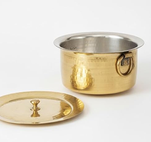 Impresionante recipiente de latón martillado con un acabado pulido brillante y una tapa decorativa a juego. Disponible a precio de mayorista. - Product Image 5