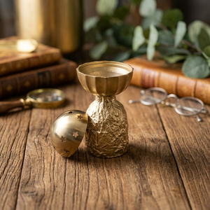 Brûle-encens en métal doré avec base texturée et dessus sphérique découpé en étoiles, parfait pour une ambiance chaleureuse et une décoration essentielle. - Product Image 4