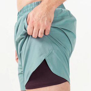 Shorts cargo bleus délavés brodés effet vieilli avec logo personnalisé, double épaisseur aux genoux, parfaits pour la randonnée, les voyages, les tenues décontractées d'été, légers - Product Image 3