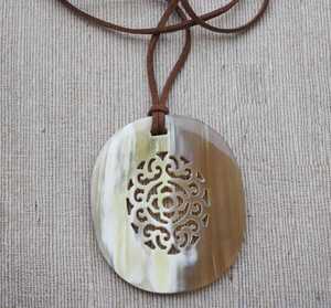 Colgante Decorativo Artesanal de Cristal Redondo con Tema de Amor, Amuleto de Feng Shui Tallado a Mano con Cristal Natural - Product Image 4