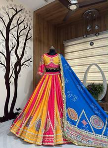 Lehenga Choli en coton mousseline de qualité supérieure, entièrement brodé avec des motifs miroir, et dupatta en dentelle à sequins sur les quatre côtés avec bordure en toile. - Product Image 1