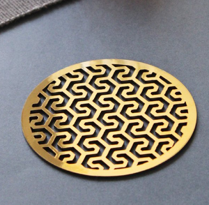 Sous-verres en laiton empilés, présentant des motifs floraux rouges vibrants sur un fond bleu, disponibles à prix de gros - Product Image 6