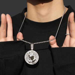 Collier pendentif de luxe en argent 925 plaqué rhodium avec diamants, motif mains en prière, pierres taille baguette, unisexe, pour usage quotidien - Product Image 2