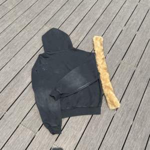 เสื้อฮู้ดดี้ขนเฟอร์ถอดได้สำหรับผู้ชาย ล้างสีซีดแบบซันเฟด ผ้าคอตตอนหนา 450GSM ปักลายปะติดแบบมีหมุด สไตล์โอเวอร์ไซส์ สตรีทแวร์ - Product Image 3