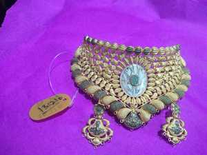 Conjunto de Collar de Novia de Oro Sólido de 22K con Centro de Esmalte Blanco Meenakari y Detalle de Piedra Verde para Mujer - Product Image 3