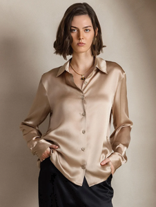 SADIA AUN HUTE COUTURE Elegante Camisa de Seda Dorada con Brillo Suave, Diseño Reversible hasta el Suelo, Combinada con Pantalones Negros Elegantes y Ajustados - Product Image 1