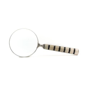 Loupe de poche de style vintage avec cadre en laiton élégant à rayures noires et blanches, idéale pour la lecture et comme accessoire de bureau - Product Image 1