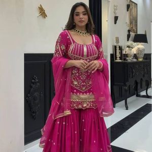 Ensemble de robe Sharara en soie Sindoor de créateur, orné de broderies de sequins, est un choix idéal pour les mariages et les festivals. - Product Image 1