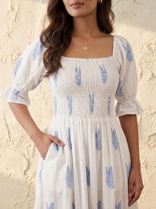 Robe décontractée en coton blanc et bleu à fleurs, faite à la main, col bateau, manches bouffantes, silhouette ajustée et évasée - Product Image 2