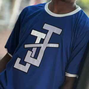 Camiseta Ringer Azul Rey para Hombre con Cuello y Mangas en Contraste Blanco, Logotipo Bordado en Chenille Personalizado, Algodón, Suministro al por Mayor OEM - Product Image 5