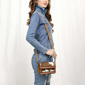Bolso Bandolera de Cuero Marrón Estilo Western para Mujer, con Grabado Floral en Relieve - Product Image 4