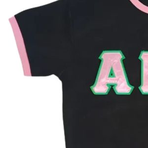 T-shirt noir classique en satin avec lettres, haut graphique décontracté à manches courtes pour femme, vêtement de mode, tenue quotidienne élégante - Product Image 2