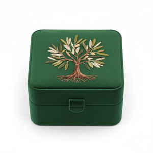Caja de Joyería Roja con Patrón de Frambuesas Bordado y Cierre Elegante para Guardar Joyas - Product Image 2