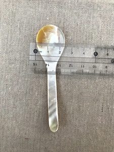 Cuillère à servir en nacre naturelle ILAHI, faite à la main, style bohème, blanche, non toxique, en plastique PE, ICOMS-13893 Uttar - Product Image 1