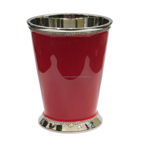 Verre à bière en laiton de meilleure qualité avec gravure finie de couleur rouge et or Design en métal avec base de couleur et dessus pour boire - Product Image 1