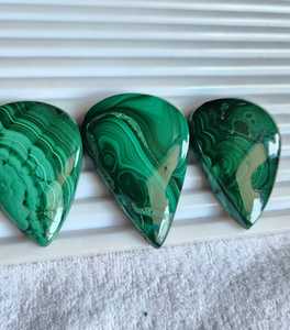 Malachite verte naturelle cabochon, qualité AAA+, pierres précieuses de toutes formes et tailles disponibles, prix de gros pour la fabrication de bijoux - Product Image 3