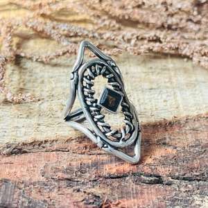 Anillo de Ónix Negro, Anillo Geométrico Gótico para Mujer, Joyería de Latón Plateado Oxidado, Venta al por Mayor - Product Image 5