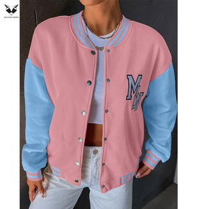 Fournisseur de premier plan : Nouvelle veste universitaire rose et bleue pour femme, manches longues, col boutonné, lettre M brodée sur le devant, en cuir PU, idéale pour l'hiver - Product Image 3