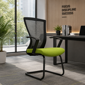 Chaise de bureau en maille KINSHA, siège vert, accoudoirs fixes, dossier ouvert, structure métallique, design ergonomique, style contemporain - Product Image 1