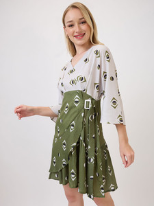 Robe évasée à imprimé géométrique vert, col en V, manches trois-quarts évasées, longueur midi, taille naturelle, en tissu mousseline écologique - Product Image 3