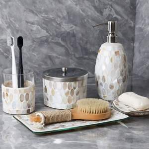 Juego de accesorios de baño de lujo en nácar con un rico carácter decorativo - Product Image 2