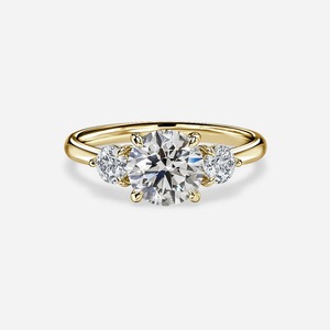 Anillo de compromiso de oro de 14 quilates con tres diamantes redondos cultivados en laboratorio de 1.71 quilates - Product Image 2