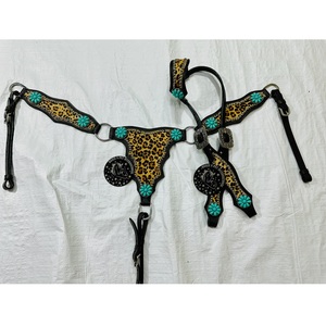 Conjunto de cabezada de una oreja y pechera de cuero negro con estampado de leopardo estilo western, con conchos de diamantes de imitación turquesa, para equitación - Product Image 1