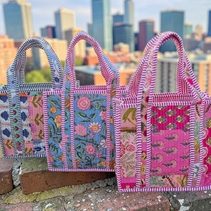 Bolsa de algodón acolchada con estampado floral hecho a mano, diseñada para uso diario reutilizable, con acolchado suave y un interior espacioso. - Product Image 3