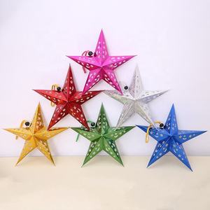 Ornement de Noël artisanal de luxe en plastique écologique en forme d'étoile dorée à suspendre - Product Image 3