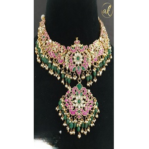 Ensemble collier et boucles d'oreilles classiques en laiton plaqué or de qualité supérieure, élégant et raffiné, pour les occasions spéciales comme les fiançailles, les anniversaires ou les fêtes, idéal pour les femmes. - Product Image 1