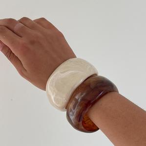 Collection de bracelets en résine imperméable de qualité supérieure pour femmes, finition brillante, légers, couleurs personnalisées, bijoux tendance, idéaux pour offrir - Product Image 1