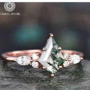 Bague de fiançailles pour femme en argent plaqué or rose avec moissanite taille coussin et pierre verte incrustée, sertie à griffes - Product Image 4